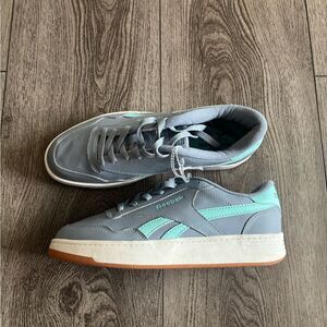 Reebok woman’s blue and teal color sneakers NWOT